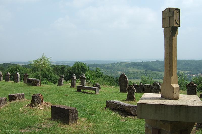 3-4-12 Maginotlinie bei Hackenberg.JPG - Friedhof auf dem Hackenberg ...